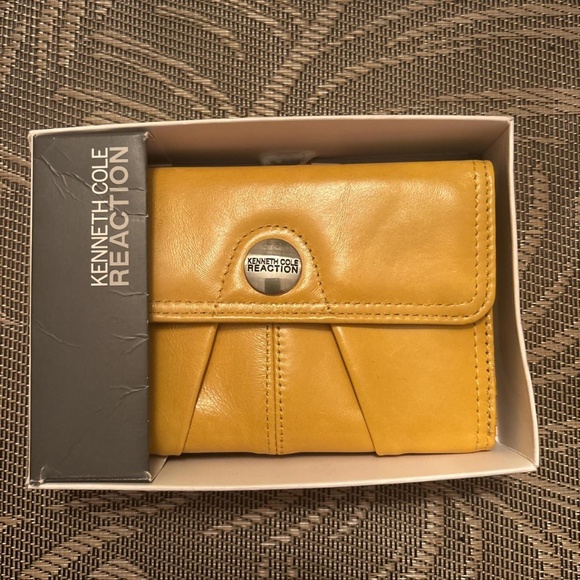Yellow Kenneth Cole Reaction Clutch - Picture 1 of 1